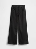 Schwarze Hosen mit weitem Bein aus einem glatten, leichten Stoff. Verfügen über einen Knopfverschluss, vier Taschen und ein sauberes, maßgeschneidertes Design.