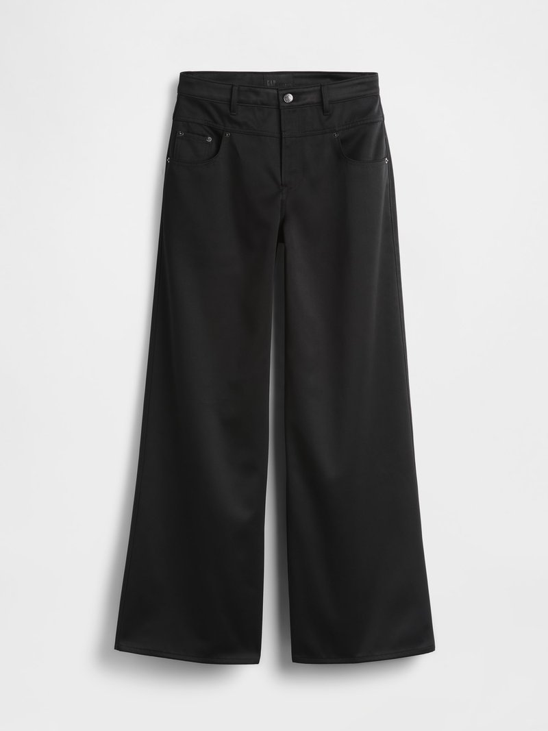 Schwarze Hosen mit weitem Bein aus einem glatten, leichten Stoff. Verfügen über einen Knopfverschluss, vier Taschen und ein sauberes, maßgeschneidertes Design.