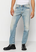 Hellblaue Denim-Jeans mit geradem Bein, featuring einem verblassten Waschungslook, subtilen Used-Details und klassischem Fünf-Taschen-Design.