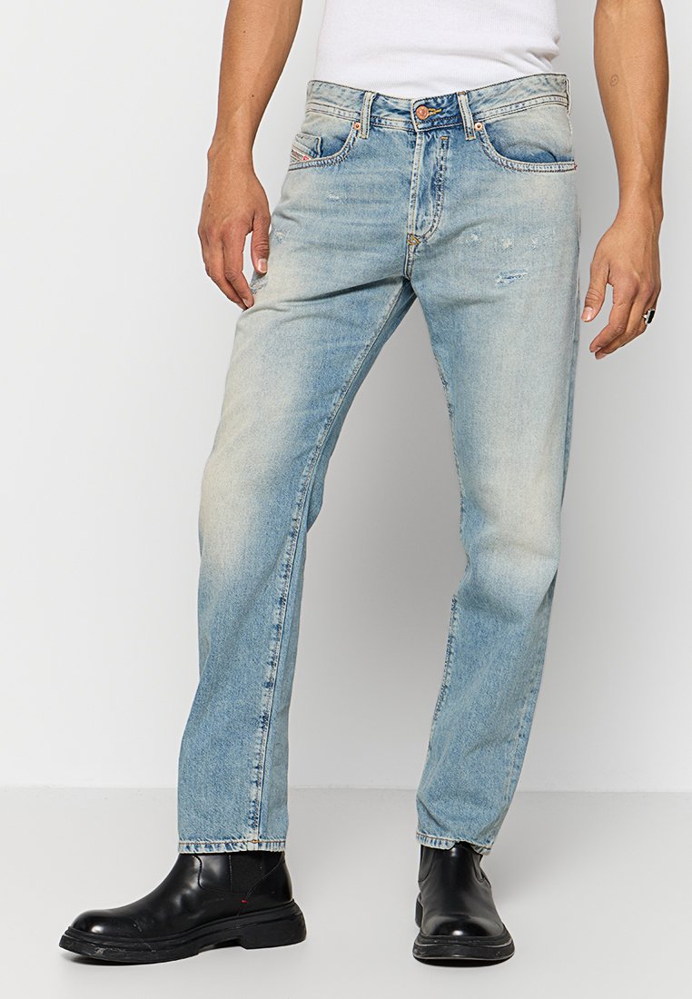 Hellblaue Denim-Jeans mit geradem Bein, featuring einem verblassten Waschungslook, subtilen Used-Details und klassischem Fünf-Taschen-Design.