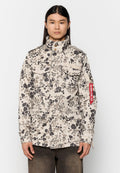 Tarnmusterjacke in Beige mit schwarzen und grauen Akzenten. Mit einem hohen Kragen, vier Fronttaschen und einem roten Anhänger am Sleeve.