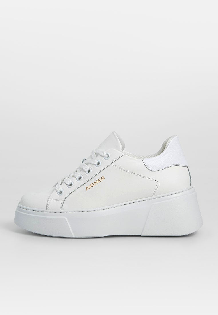 Weißer Ledersneaker mit Plateausohle, rundlicher Zehenpartie, Schnürverschluss und einem goldgeprägten Logo an der Seite.