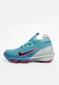 Nike Golfschuh mit oberem Teil in Teal, schwarzem Swoosh und pinken Akzenten. Gore-Tex-Material, strukturierte Oberfläche und gummierter Spike-Sohle für Trittfestigkeit.