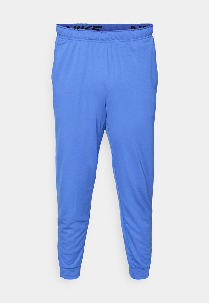 Herren Sporthose in Blau aus leichtem Stoff, mit einem elastischen Bund und einem schwarzen Logo, sowie tapered Bündchen an den Knöcheln.