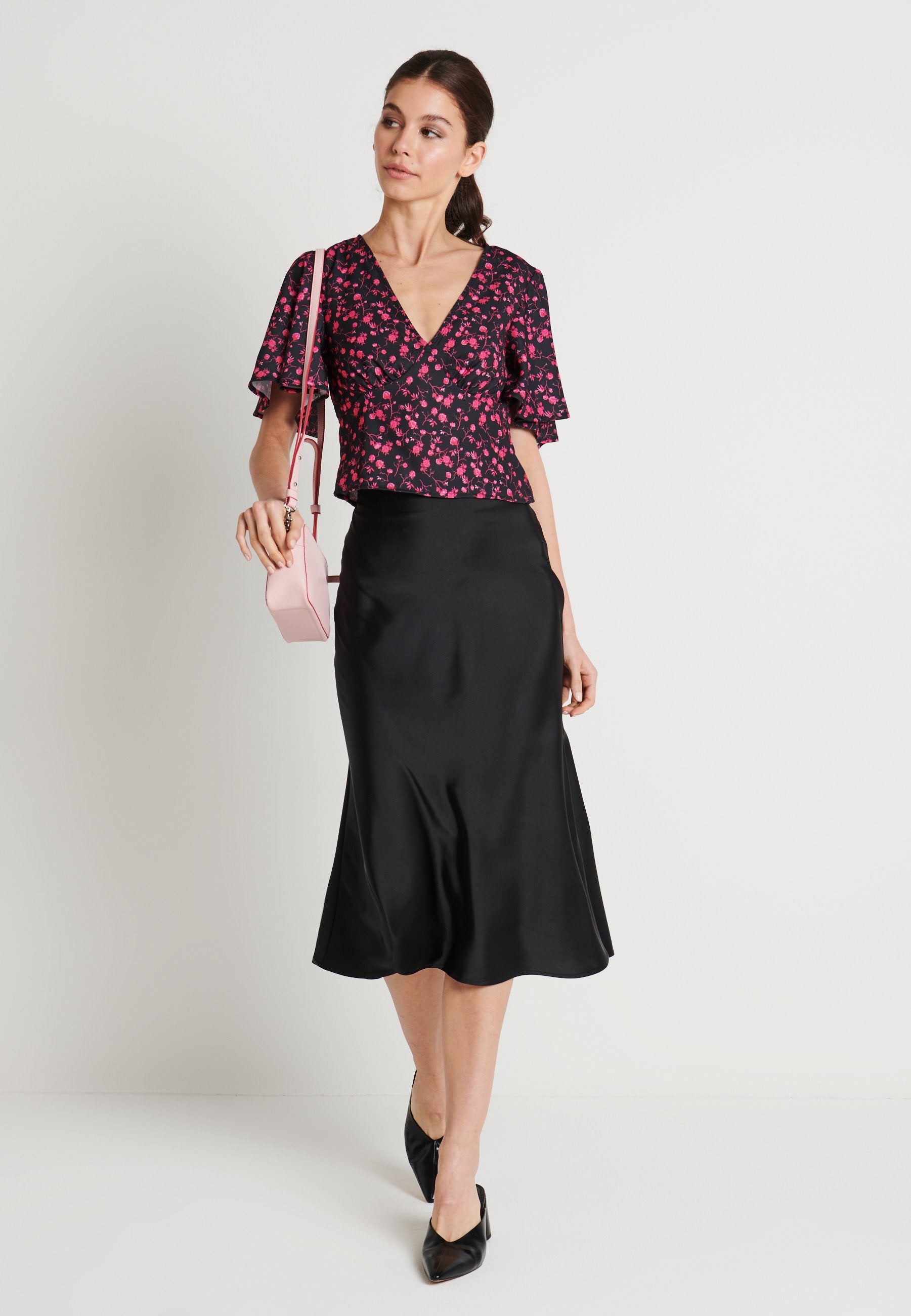 NA-KD ZALANDO X NA-KD V-NECK FLOWY BLOUSE