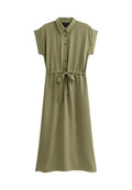 Olivgrünes, kurzärmliges Kleid mit Kragen, Knopfleiste und gebundenem Taillengürtel. Weicher Stoff, Midi-Länge und lockere Passform.