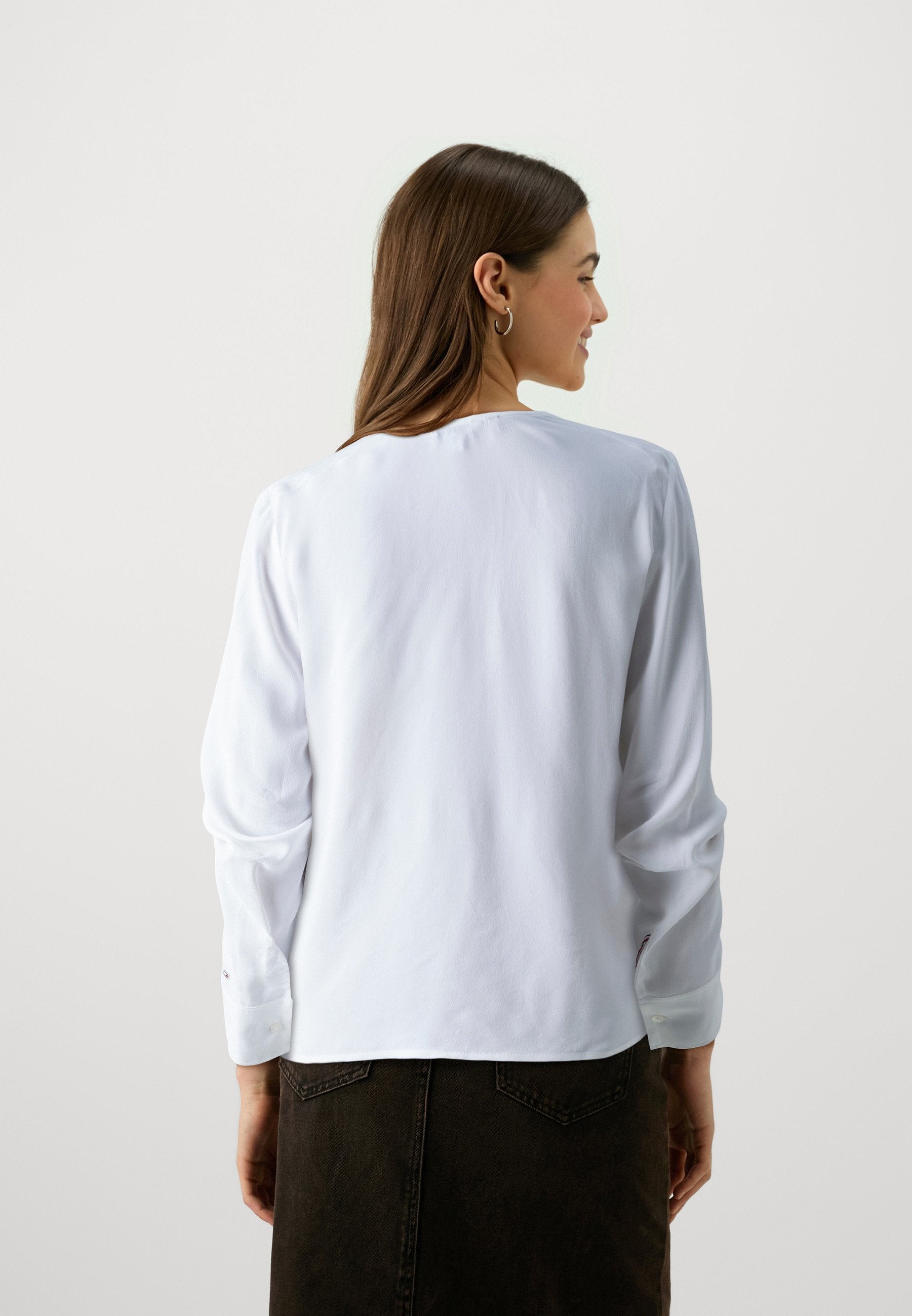 V NECK Media 4