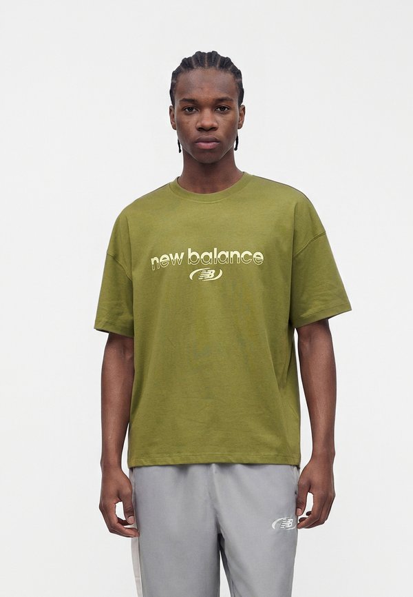 New Balance TRACKSIDE UNISEX - Print T-shirt - sport green