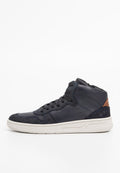 Hochformat-Sneaker aus navyblauem Leder mit Wildlederakzenten, ausgestattet mit einer strukturierten Zehenpartie, Schnürung und einem kontrastierenden braunen Rückenteil.