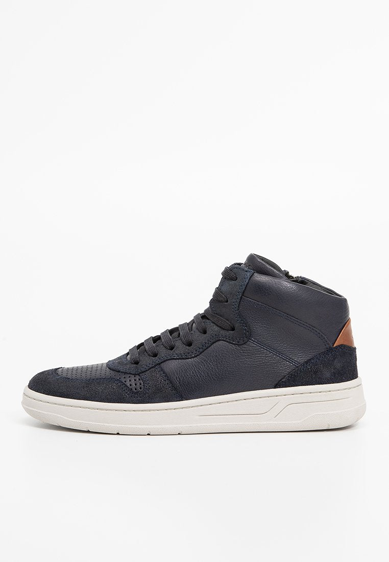 Hochformat-Sneaker aus navyblauem Leder mit Wildlederakzenten, ausgestattet mit einer strukturierten Zehenpartie, Schnürung und einem kontrastierenden braunen Rückenteil.