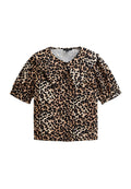 Leopardenmuster-Bluse mit kurzen Puffärmel, V-Ausschnitt und großem Kragen. Aus leichtem Stoff gefertigt und in einem beige-schwarzen Farbschema.