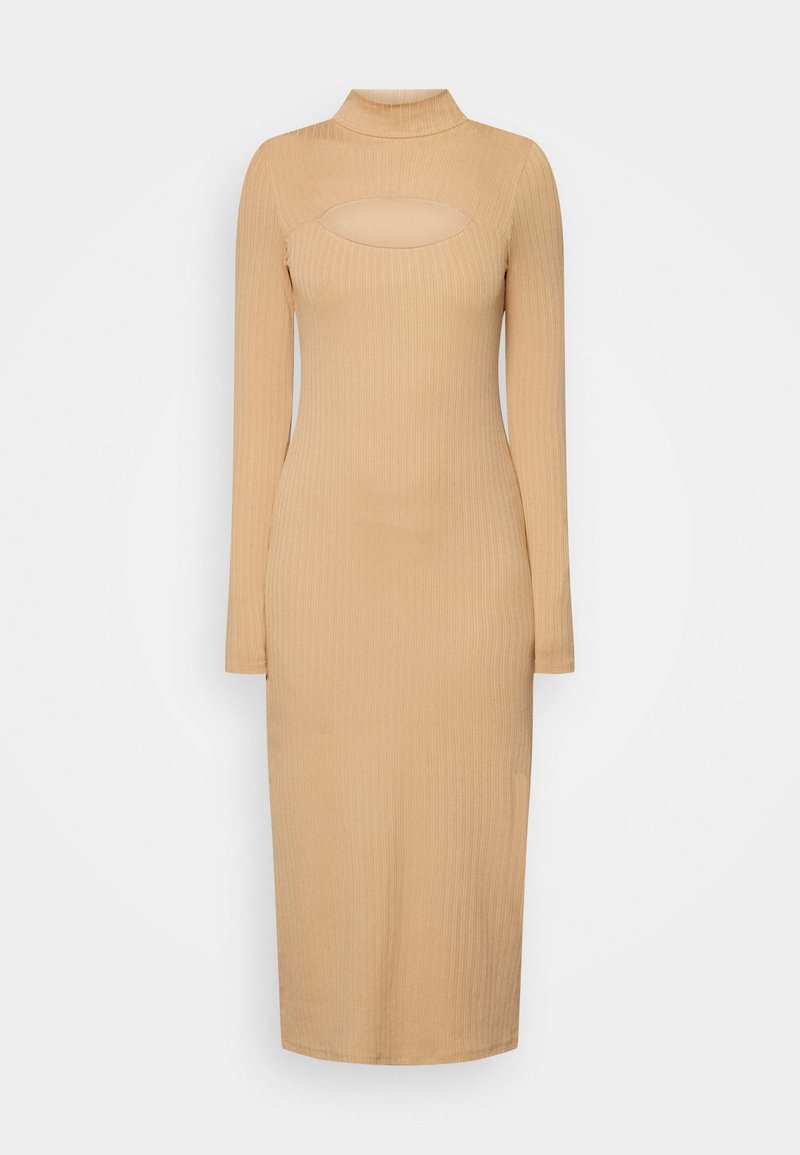 Beiges, geripptes Midi-Kleid mit langen Ärmeln, hohem Ausschnitt und Ausschnittdetail auf der Brust vor einem schlichten weißen Hintergrund.