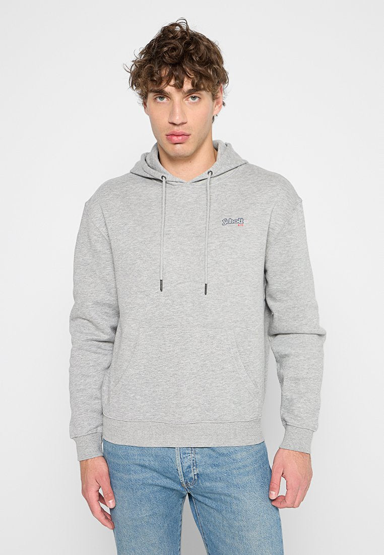 Grauer Baumwoll-Hoodie mit einer vorderen Kängurutasche, Kordelzug und einem kleinen Logo auf der Brust. Einfaches, lässiges Design.