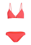 Korallenbikini-Set mit einem strukturierten Dreieckstop, verstellbaren Trägern und einem Verschluss, ergänzt durch passende tief sitzende Höschen.