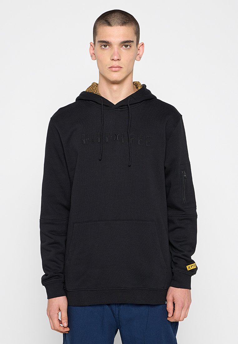 Schwarzer Kapuzenpullover aus strukturiertem Stoff mit eingeprägtem "WILD & FREE"-Text. Mit einer Vordertasche und einer seitlichen Reißverschlusstasche. Gelbe Akzentfarbe am Ärmel.