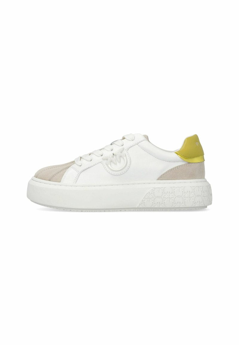 Weiße Leder-Sneaker mit einer beigen Wildleder-Zehenkappe, strukturierten weißen Sohle und einem limettengrünen Akzent an der Ferse. Dazu gehört ein Schnürdesign und ein Logo-Detail.