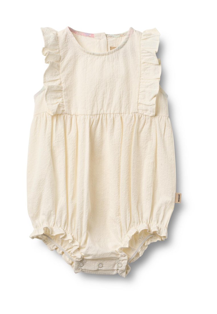 Cremefarbener Babystrampler mit gerafften Schulterträgern, elastischen Beinöffnungen, gerafftem Oberteil und Druckknöpfen am unteren Teil.