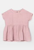 Helle rosa Baumwollbluse mit kurzen Rüschenärmeln, rundem Ausschnitt und gerafftem Peplum-Saum. Texturiert mit dezenten horizontalen Streifen.