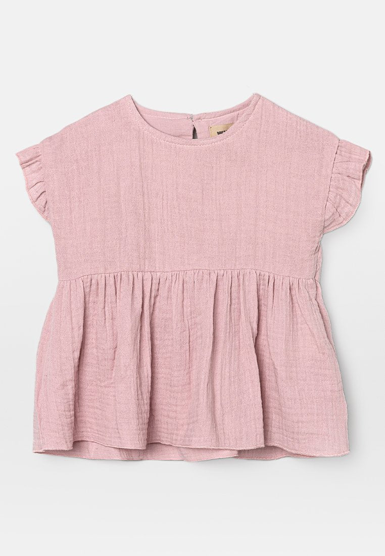 Helle rosa Baumwollbluse mit kurzen Rüschenärmeln, rundem Ausschnitt und gerafftem Peplum-Saum. Texturiert mit dezenten horizontalen Streifen.