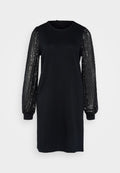 Schwarzes Kleid mit einem schlichten Oberteil und langen, gepufften Ärmeln, die mit schwarzen Pailletten verziert sind und einen strukturierten Kontrast im Design schaffen.