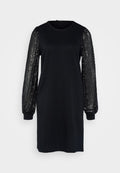 Schwarzes Kleid mit einem schlichten Oberteil und langen, gepufften Ärmeln, die mit schwarzen Pailletten verziert sind und einen strukturierten Kontrast im Design schaffen.