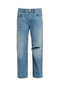 Hellblaue Jeans aus Denim mit lockerer Passform, die ein beschädigtes Knie, ein klassisches Fünf-Taschen-Design und einen Knopfverschluss in der Taille aufweisen.