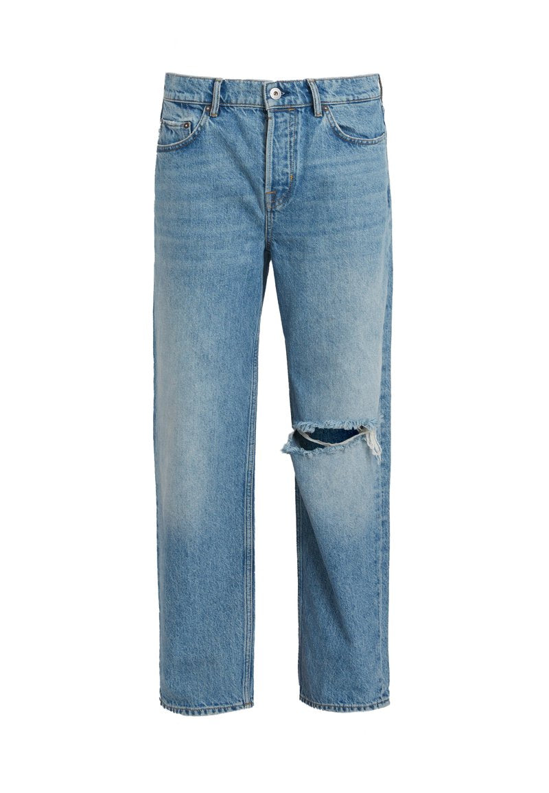 Hellblaue Jeans aus Denim mit lockerer Passform, die ein beschädigtes Knie, ein klassisches Fünf-Taschen-Design und einen Knopfverschluss in der Taille aufweisen.