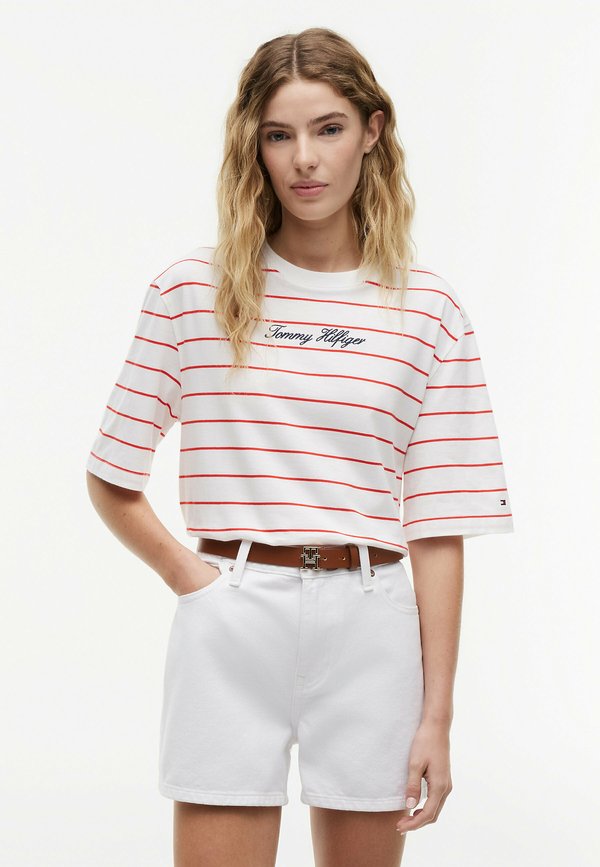 Tommy Hilfiger TOMMY HILFIGER LOGO EMBROIDERY RELAXED CREW NECK T-SHIRT - Print T-shirt - fine stp ecru   fire red