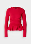 Rotes langärmliges Oberteil mit rundem Ausschnitt, gerafftem Detail an der Taille und einem ausgestellten Peplum-Saum aus weichem, dehnbarem Stoff.