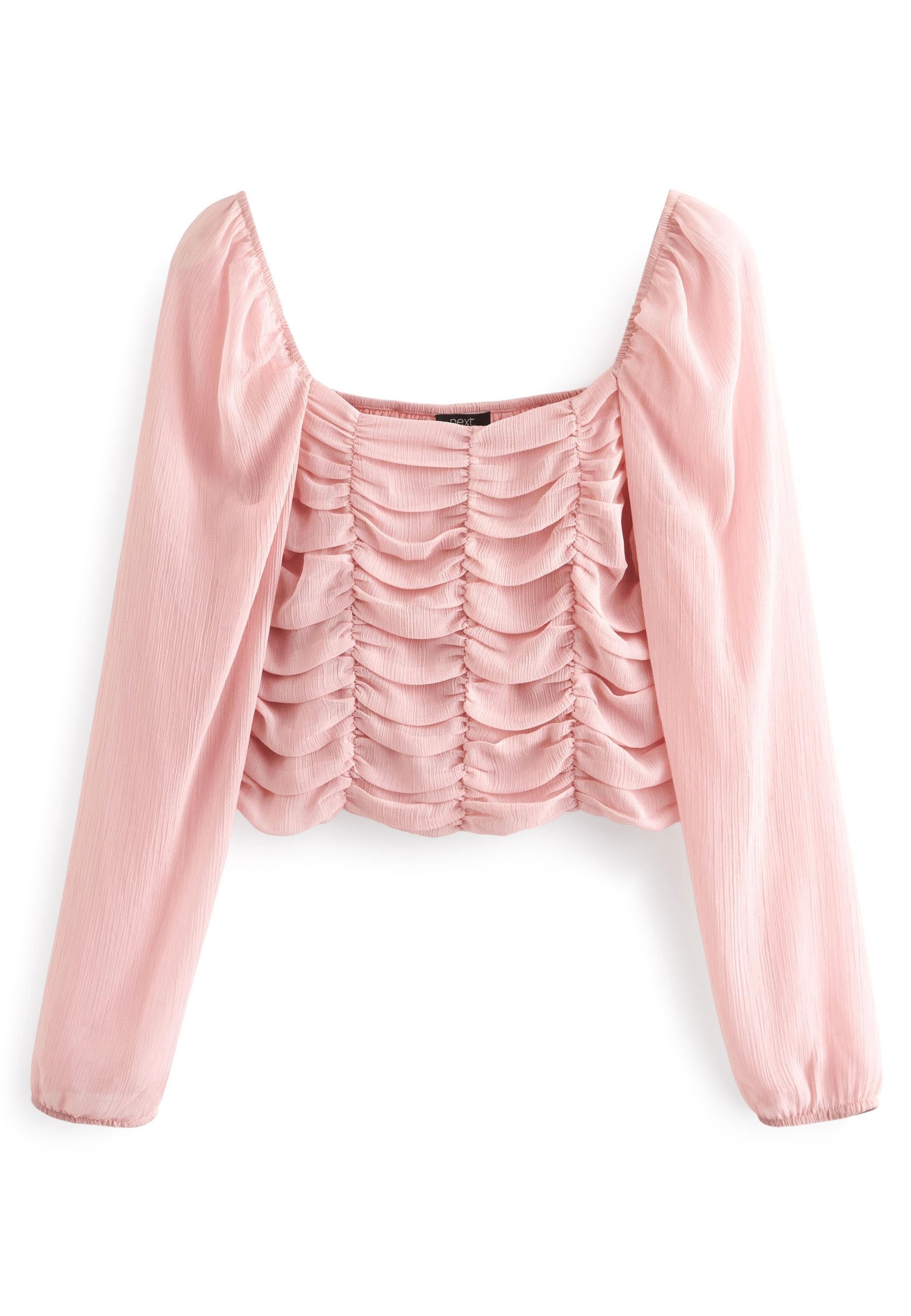 Rosa, kurz geschnittene Bluse mit langen Puffärmeln, die ein strukturiertes, zerknittertes Design und geraffte Vorderdetails aufweist. Glatte Stoffoberfläche.
