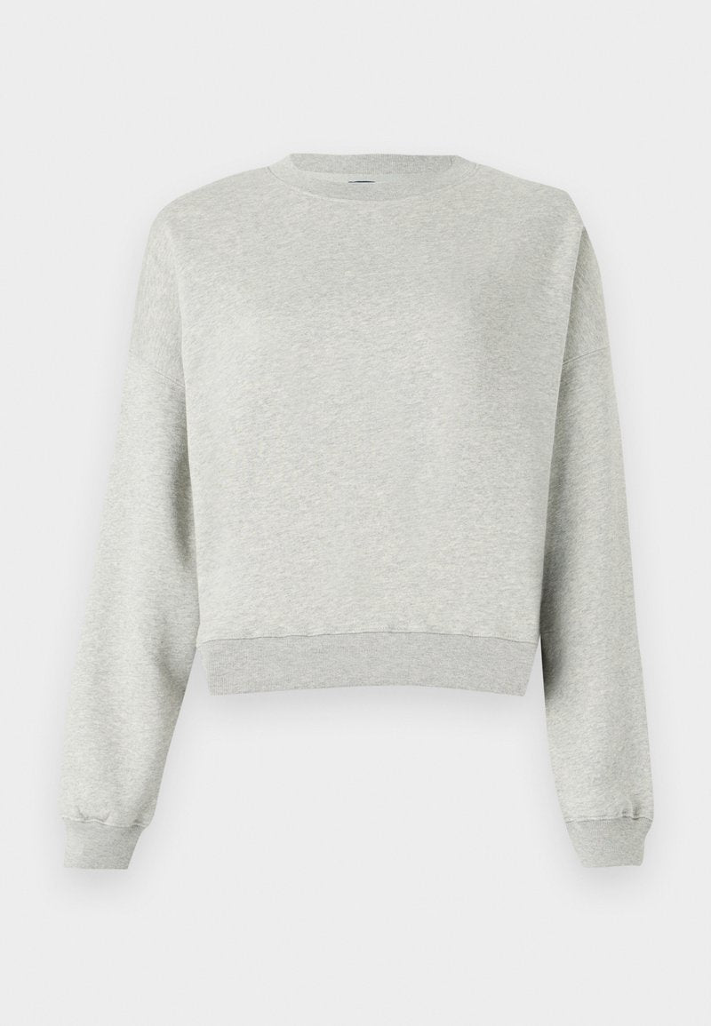 Grauer Sweatshirt aus weichem, strukturiertem Stoff. Mit Rundhalsausschnitt, langen Ärmeln und cropped Saum. Einfaches Design, keine Muster oder Akzente.