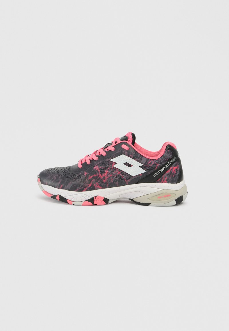 Schwarzer Sportschuh mit pinken Akzenten, ausgestattet mit einem strukturierten Obermaterial, gepolstertem Kragen, weißem Logo und einer mehrfarbigen Außensohle.
