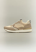 Beige und brauner Sneaker mit weißer Sohle, Mesh- und Wildlederpaneelen, Schnürsenkeln, "GAP"-Logo nahe den Schnürsenkeln und "EST. 1969" an der Ferse.