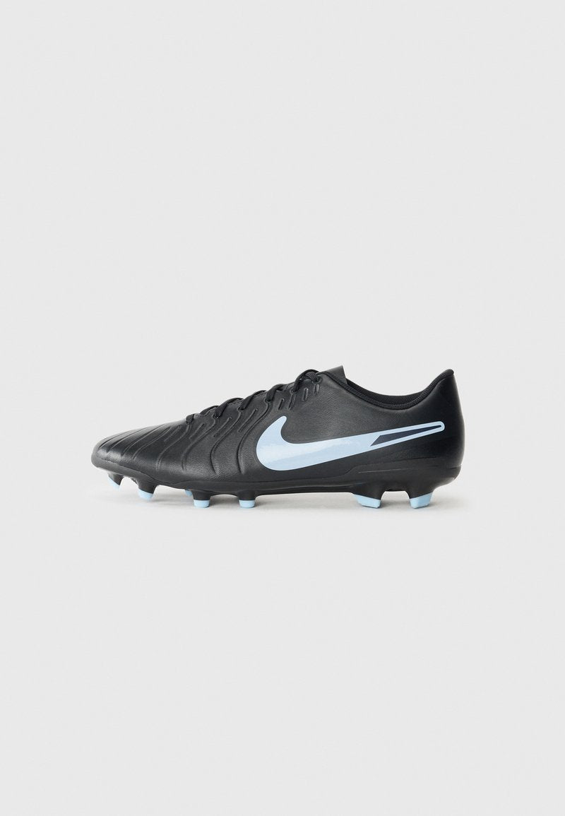 Schwarzer Fußballschuh mit strukturiertem Lederobermaterial, blauem Swoosh-Logo und hellblauen Stollen. Verfügt über ein schlankes Design und einen Schnürverschluss.