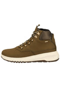 Braune High-Top-Sneaker mit einer glatten Leder-Oberfläche, metallischen Ösen, einem Mesh-Kragen und einer weißen Außensohle mit strukturiertem Grip.