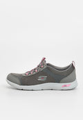 Grauer Sportschuh mit Mesh-Obermaterial, pinken Akzenten, Schnürdesign und weißer Gummisohle. Verfügt über ein Logo an der Seite und eine weiche Polsterung.