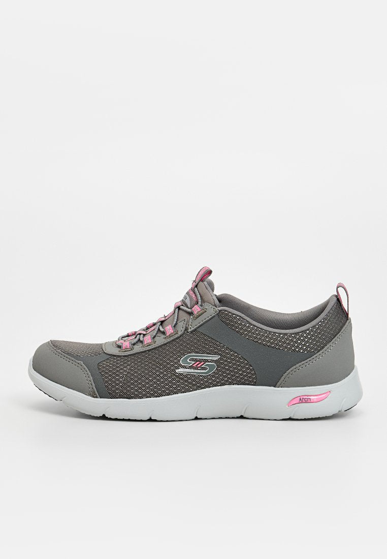 Grauer Sportschuh mit Mesh-Obermaterial, pinken Akzenten, Schnürdesign und weißer Gummisohle. Verfügt über ein Logo an der Seite und eine weiche Polsterung.