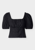 Schwarze, bauchfreie Bluse mit gepufften kurzen Ärmeln, quadratischem Ausschnitt und vorderer Knopfleiste vor einfarbigem Hintergrund.