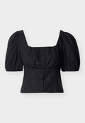 Schwarze, bauchfreie Bluse mit gepufften kurzen Ärmeln, quadratischem Ausschnitt und vorderer Knopfleiste vor einfarbigem Hintergrund.