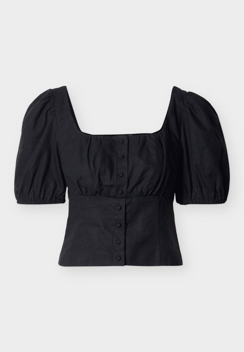 Schwarze, bauchfreie Bluse mit gepufften kurzen Ärmeln, quadratischem Ausschnitt und vorderer Knopfleiste vor einfarbigem Hintergrund.