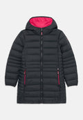 Schwarze, gepolsterte lange Jacke mit Kapuze, Frontreißverschluss und zwei seitlichen Reißverschlusstaschen mit pinkfarbenem Besatz und Innenfutter.