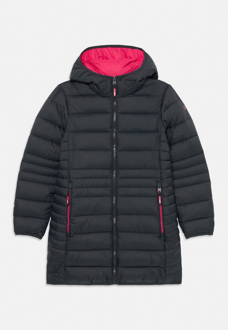 Schwarze, gepolsterte lange Jacke mit Kapuze, Frontreißverschluss und zwei seitlichen Reißverschlusstaschen mit pinkfarbenem Besatz und Innenfutter.