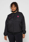 Schwarze Zip-Jacke mit glänzendem Finish, mit einem dezenten Muster, hohem Kragen mit gelben und roten Akzenten und einem pinkfarbenen Logo auf der Brust.