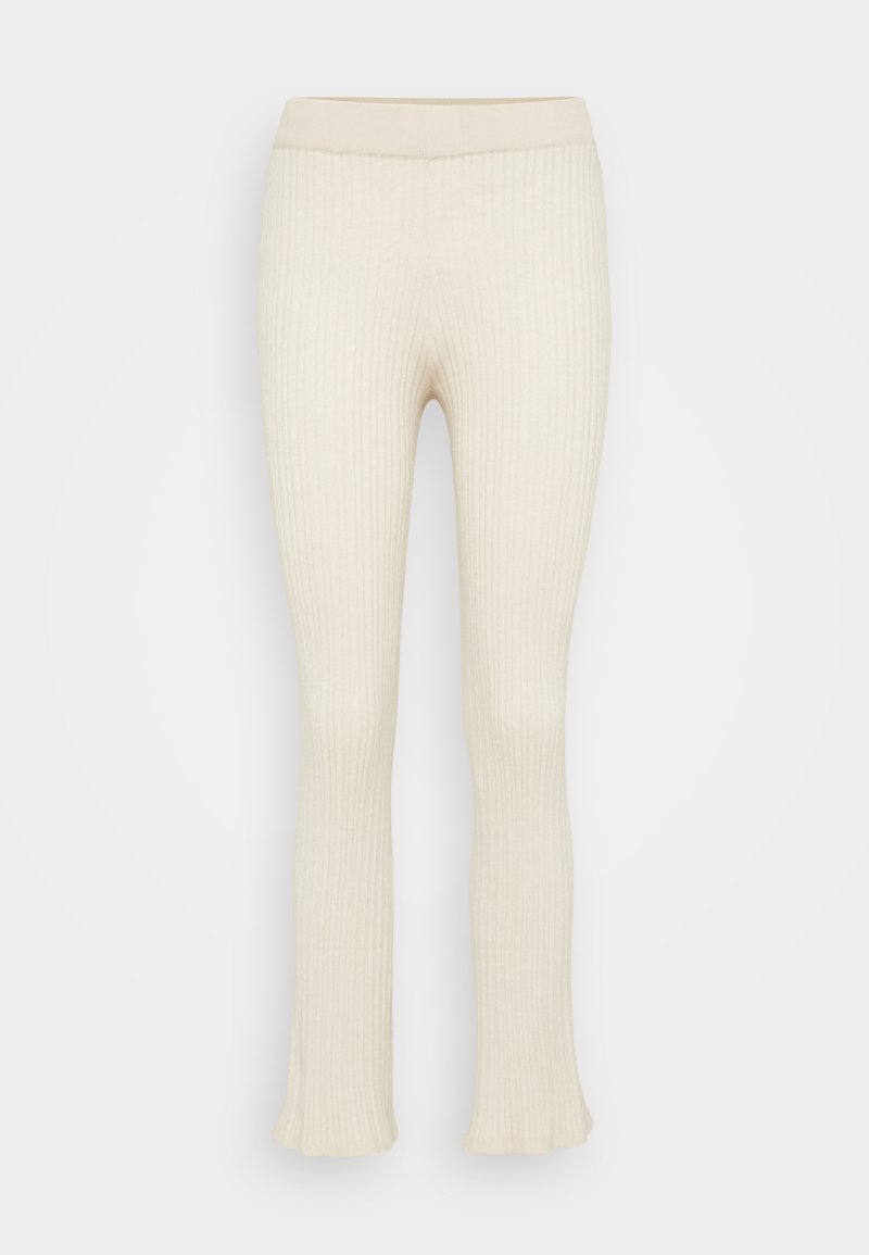 Rippige, cremefarbene Leggings mit einem enganliegenden Bund, weitem Saum am unteren Ende und einer weichen Stricktextur.