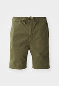 Olivgrüne Shorts aus weichem, strukturiertem Stoff. Mit einem elastischen Taillenbund und Zugband sowie seitlichen Taschen.