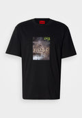 Schwarzes Baumwoll-T-Shirt mit einem rechteckigen Grafikdruck, der das Wort "HUGO" auf einer strukturierten Oberfläche zeigt. Kurze Ärmel, Rundhalsausschnitt.