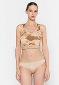 Beiger Sport-BH mit einem Batikmuster, ausgestattet mit einem breiten Elastikband mit dem Text "DIESEL" und "FÜR EINER ERFOLGREICHEN LEBEN". Passende beige Unterhose.