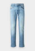 Helles blaues Straight-Leg-Jeans mit verwaschenen Details, Knopfverschluss vorne und Fünf-Taschen-Design vor einem schlichten weißen Hintergrund.