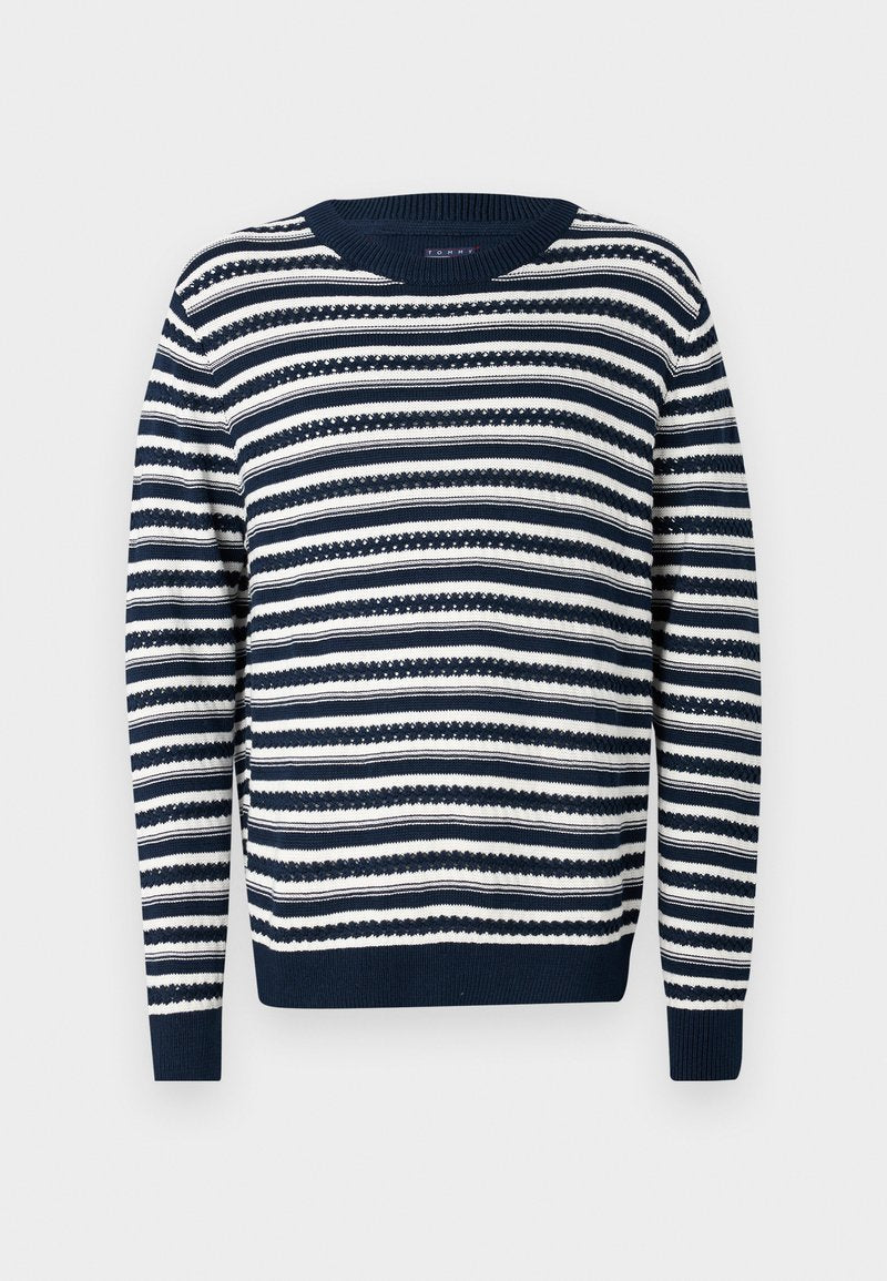 Strickpullover mit navyblauen und weißen horizontalen Streifen, die abwechselnd mit strukturierten Mustern versehen sind, Rundhalsausschnitt sowie gerippten Bündchen und Saum.