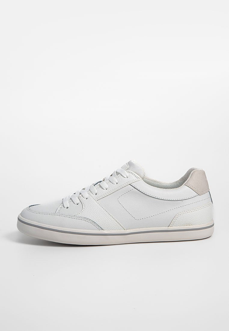 Weiße Sneaker aus strukturiertem Leder mit einem glatten Fersenakzent. Sie verfügen über eine runde Zehenpartie, eine Schnürung und ein dezentes graues Detail nahe der Ferse.